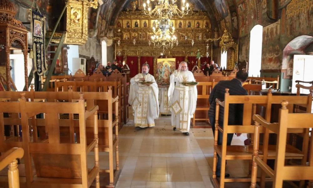 Γιατροί απ' όλη την Ελλάδα ζητούν το άνοιγμα των εκκλησιών